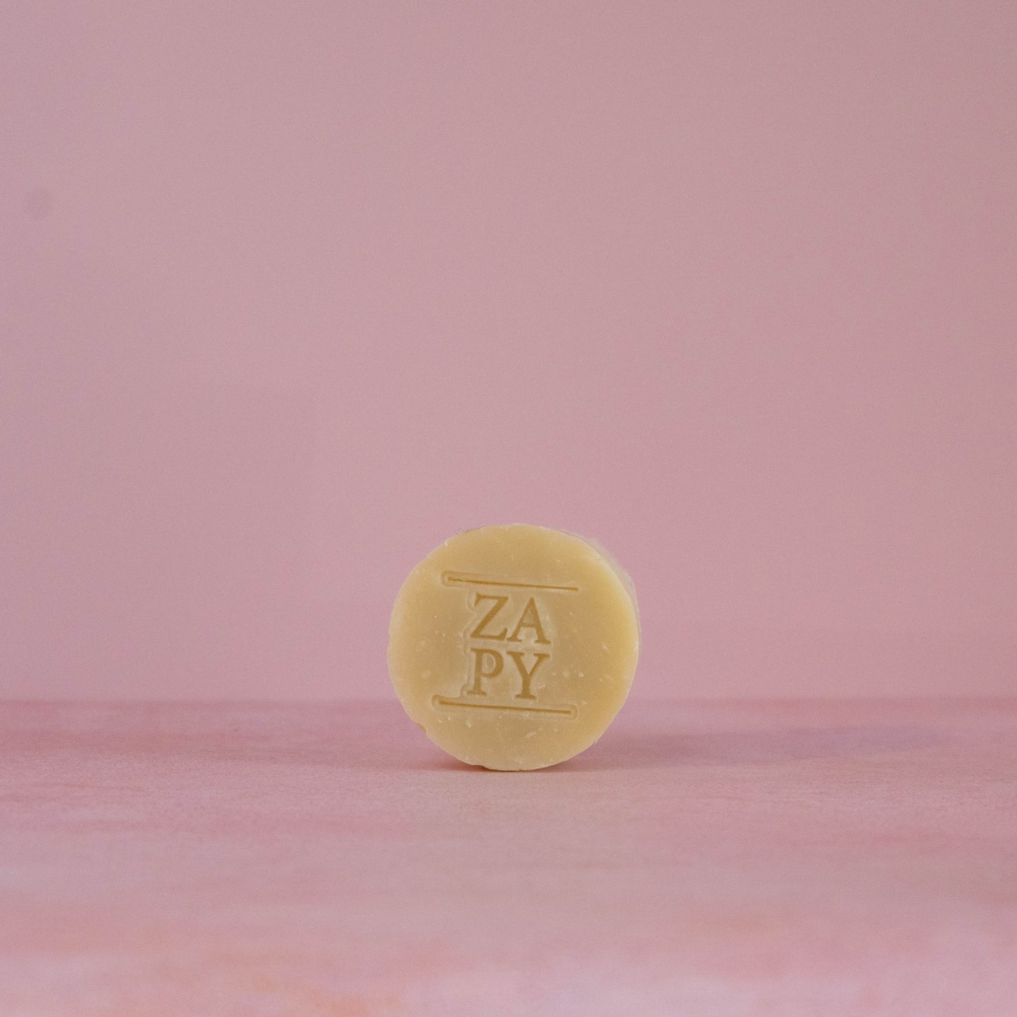 Verzorg droog haar met onze voedende shampoo, verrijkt met hydraterende oliën voor een zijdezachte en glanzende finish, zonder onnodige toevoegingen.