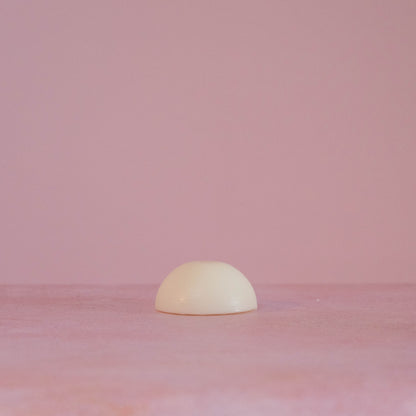 Deze bar brengt vet haar in balans en laat je haar fris en licht aanvoelen.