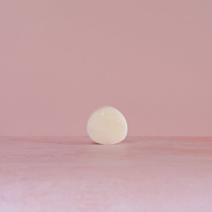 Plasticvrije conditioner bars met natuurlijke ingrediënten zoals cacaoboter, BTMS en vitamine E voor zacht, gehydrateerd haar en gezonde haargroei