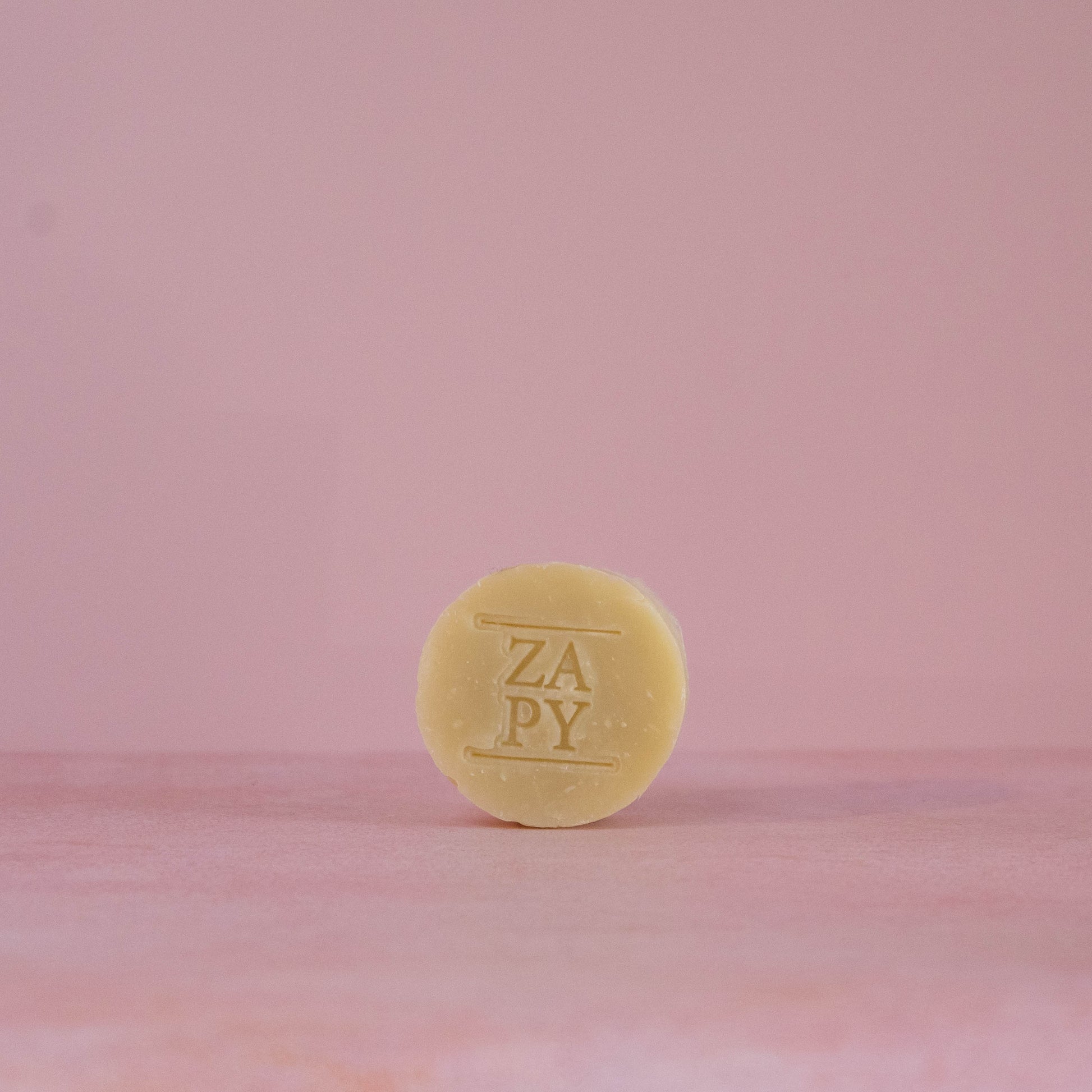 Verzorg droog haar met onze voedende shampoo, verrijkt met hydraterende oliën voor een zijdezachte en glanzende finish, zonder onnodige toevoegingen.