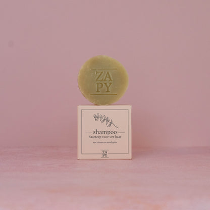 Kalmeer je droge lokken met onze shampoo voor droog haar. De oliën werken intensief om je haar te herstellen en te hydrateren voor een natuurlijke glans.