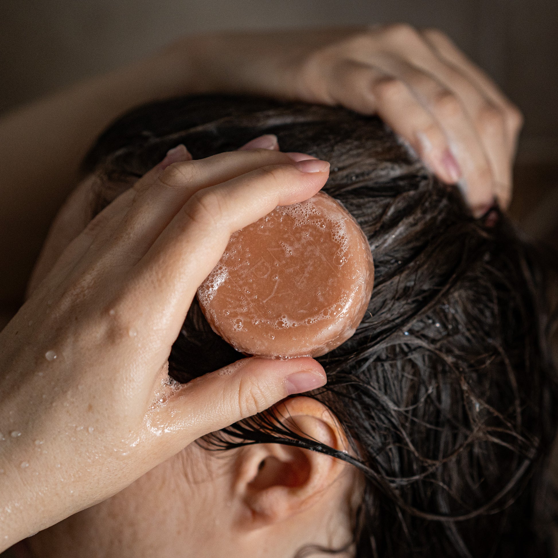 De ideale verzorging voor normaal haar: een rijke, verzorgende schuim die het haar voedt en hydrateert, zonder parabenen of siliconen.