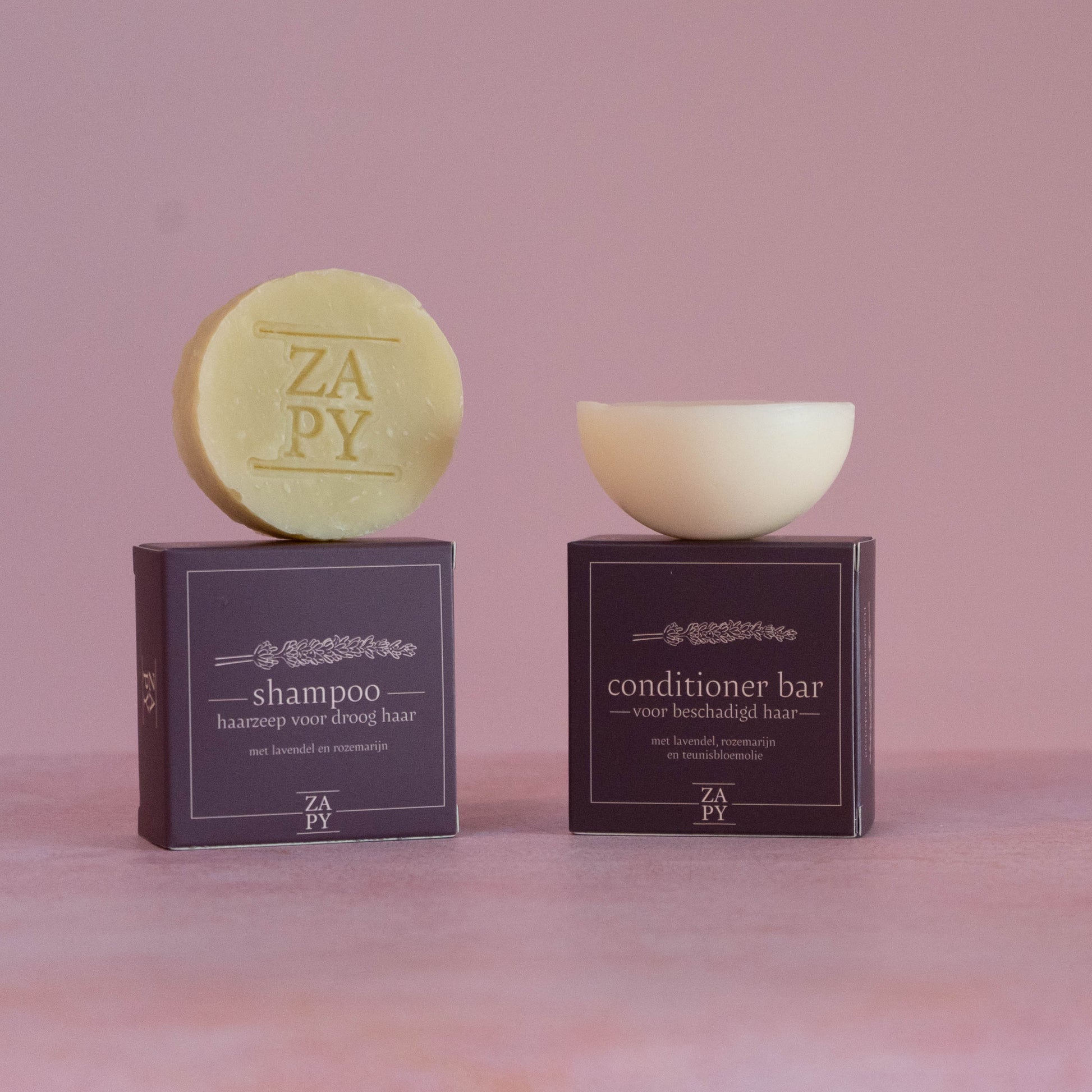 Zorg voor een zachte reiniging met onze shampoo voor normaal haar. De natuurlijke oliën verzorgen het haar terwijl het mild wordt gereinigd, zonder siliconen of parabenen.