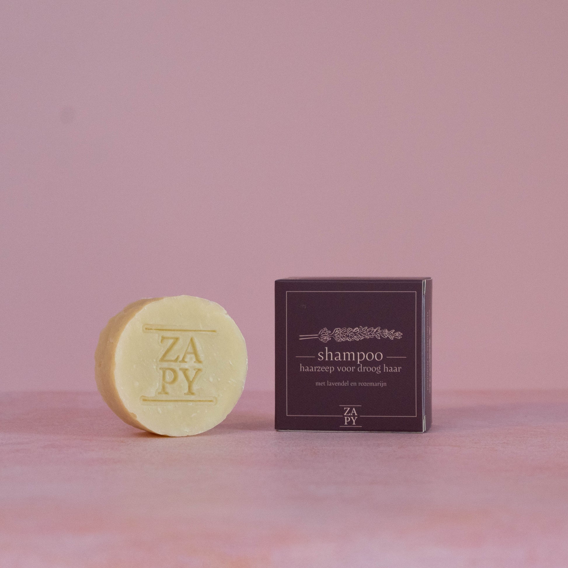 Onze shampoo voor vet haar bevat geen alcohol of parabenen en biedt een milde reiniging die je haar doet stralen, zonder schade aan de hoofdhuid.